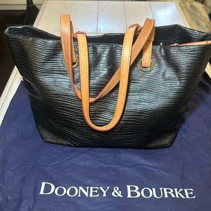 Dooney & Bourke Black Leather Tote 🖤